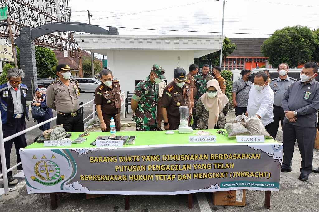 Kejaksaan Negeri (Kejari) Pematang Siantar memusnahkan barang bukti perkara tindak pidana berdasarkan putusan pengadilan yang telah berkekuatan hukum tetap dan mengikat (Inkracht). Pemusnahan barang bukti tersebut dilakukan di halaman Kantor Kejari Pematang Siantar.