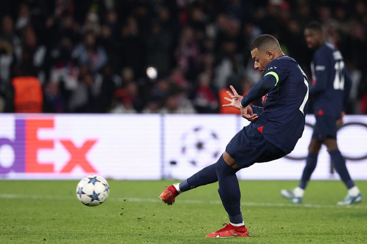 PSG sudah kehabisan ide ketika mereka diberi kesempatan untuk menyelamatkan hasil imbang di masa tambahan waktu ketika VAR memutuskan handball Tino Livramento di kotak penalti layak mendapat penalti.