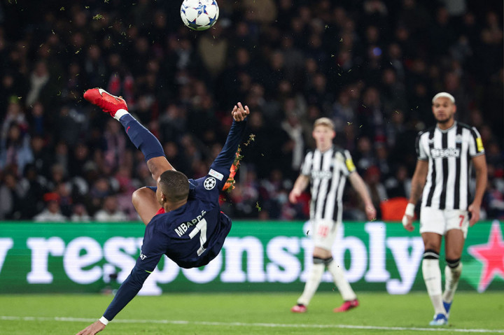 Tampaknya Newcastle – yang menang 4-1 ketika kedua tim bertemu di St James’ Park bulan lalu – akan meninggalkan Paris dengan tiga poin dalam pertemuan Grup F berkat gol pembuka Alexander Isak pada menit ke-25.