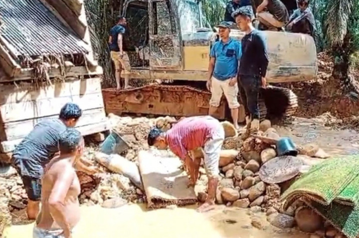 Polres Pasaman Barat, Sumatra Barat, menggrebek lokasi penambang emas illegal atau disebut Penambangan Emas Tanpa Izin (PETI). Satu unit alat berat dan tujuh orang diduga pelaku ditahan di Mapolres Pasaman Barat.