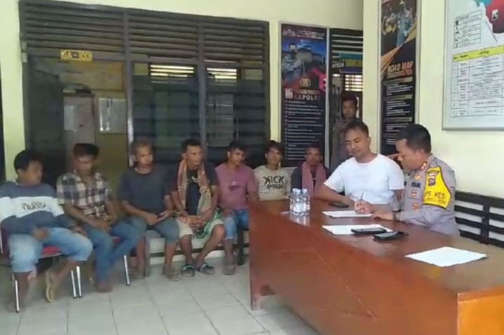 Empat orang merupakan warga Sumatera Utara dan tiga orang lagi warga Pasaman Barat, Sumbar. Satu orang operator AY 26 tahun dari Sidimpuan, Sumut, dan aktor di belakang penambangan illegal ini sedang pengejaran pihak kepolisian.