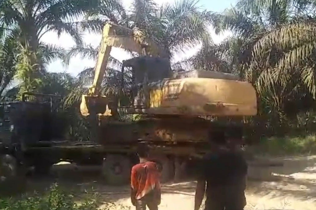 Penggrebekan di Jorong Kampung Baru, Nagari Batahan Barat, Kecamatan Ranah Batahan, Kabupaten Pasaman Barat, Sumatra Barat, Selasa, 28 November 2023.