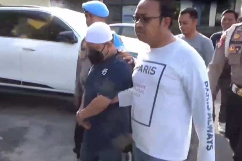 Petugas Satreskrim Polres Kotawaringin Timur, Kalimantan Tengah, berhasil mengungkap kasus penggelapan mobil dengan modus menggunakan KTP dan Kartu Keluarga (KK) palsu, saat melakukan proses take over kredit mobil. Pelaku kemudian ditangkap dan ditahan di Polres Kotim.