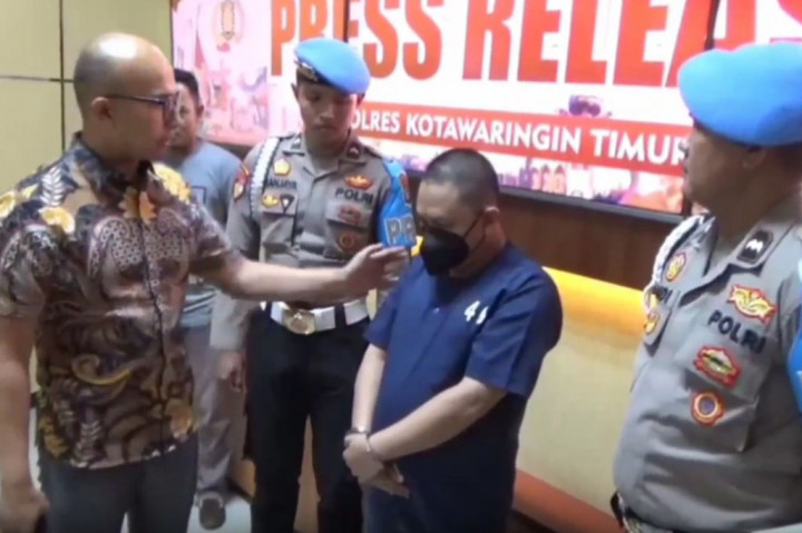 Pelaku penggelapan mobil dengan modus menggunakan data identitas diri palsu saat melakukan transaksi take over kredit sebuah mobil jenis pick up di Sampit ditangkap satuan reserse dan kriminal (Satreskrim) Polres Kotim, Rabu, 29 November 2023.