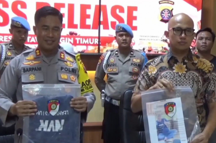 Pengungkapan kasus penggelapan ini berawal dari laporan seorang korban, bernama Aliman, warga kelurahan Baamang Hulu, kecamatan Baamang, Sampit. Aliman merasa tertipu oleh pelaku, saat proses transaksi take over mobil miliknya. Saat itu, pelaku menggunakan surat identitas diri palsu, dengan mengaku bernama Ari.