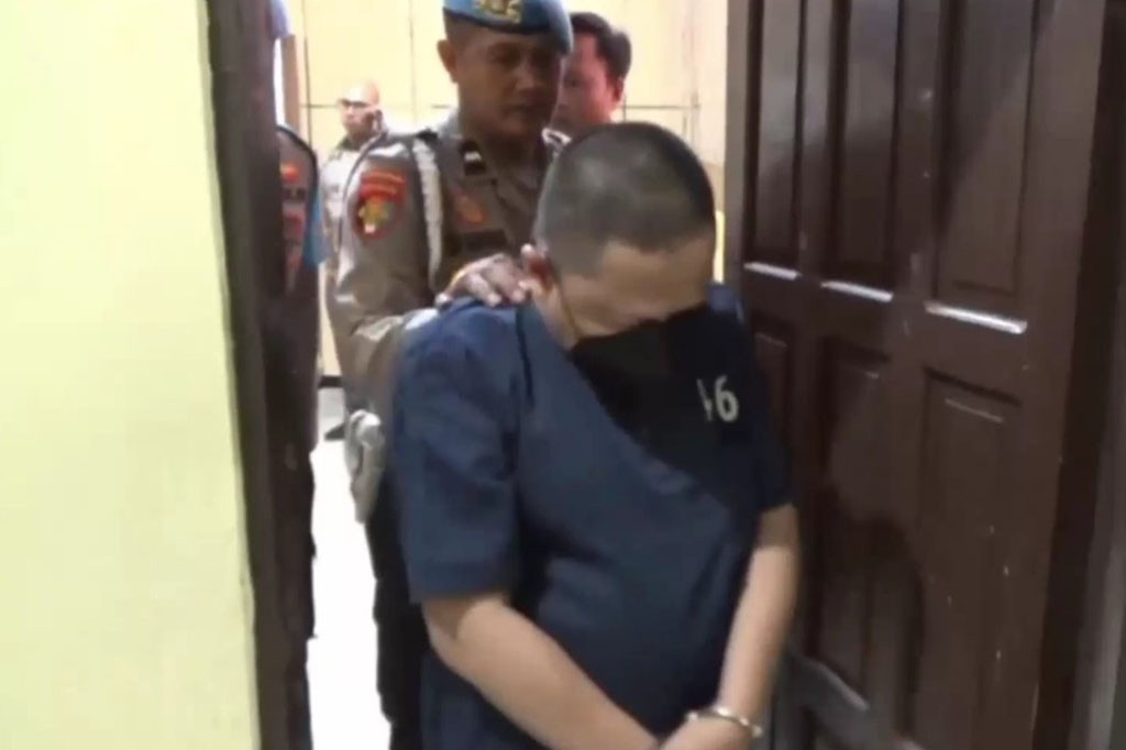 Mengetahui pelaku menggunakan identitas palsu, korban akhirnya melaporan ke polisi. Atas laporan tersebut, polisi langsung bergerak cepat dan mengamankan pelaku, hingga pelaku akhirnya ditangkap dan diamankan dipolres kotawaringin timur, dengan status tersangka. Dan disangkakan dengan pasal 378 KUHP, dengan ancaman hukuman kurungan badan, paling lama 4 tahun penjara.