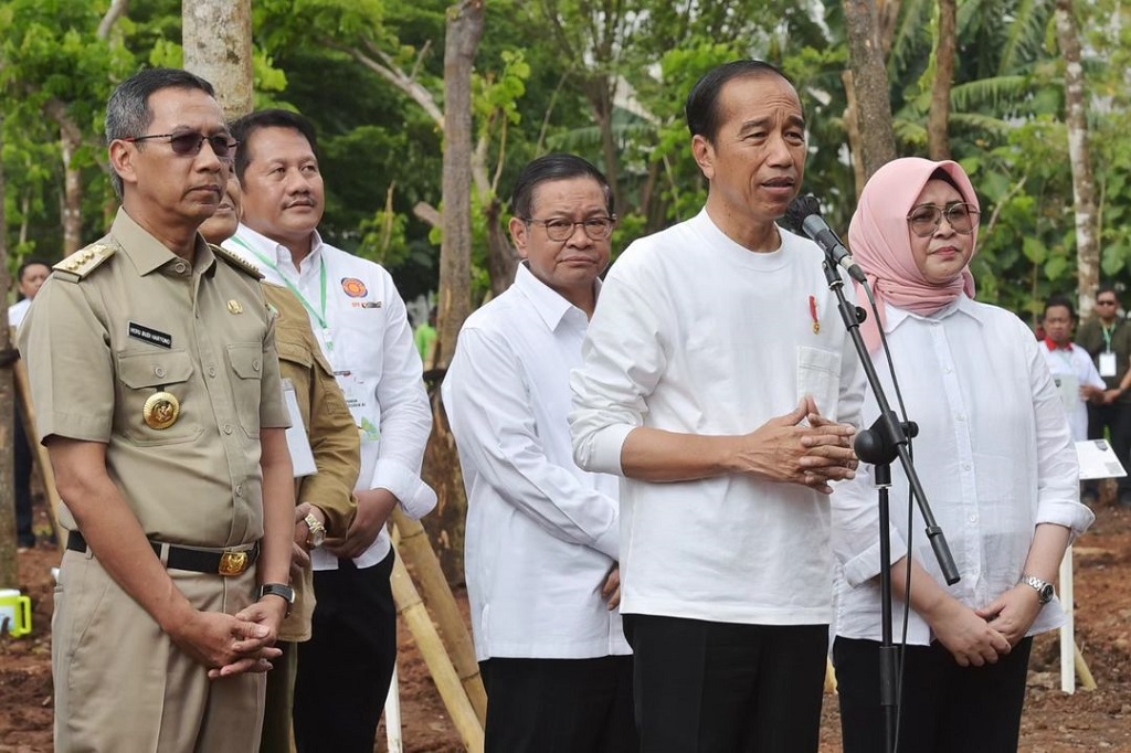 Selain itu, Presiden Jokowi juga mengimbau seluruh pihak dari tingkat daerah hingga pemerintah pusat agar tetap waspada untuk mengatasi potensi bencana pada musim hujan. Presiden pun mengajak seluruh masyarakat untuk ikut serta melakukan penanam pohon di lingkungan sekitarnya masing-masing.