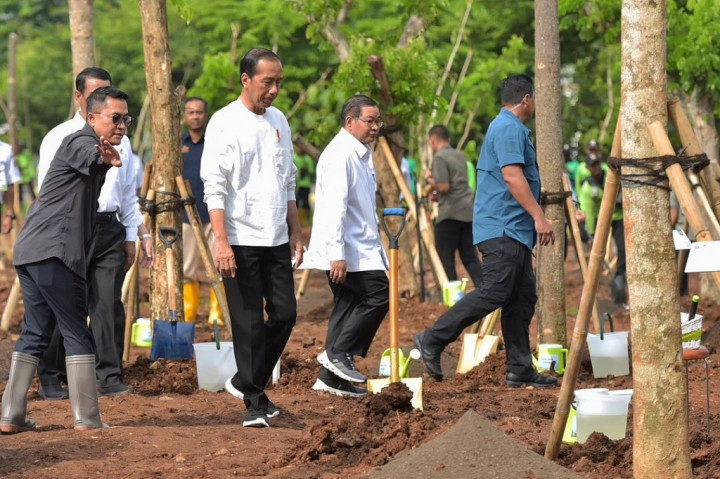 Presiden Joko Widodo melaksanakan penanaman pohon sebagai langkah bersama untuk mengatasi perubahan iklim, pemanasan global, serta polusi yang sudah dirasakan secara nyata. Kegiatan bertajuk Gerakan Tanam Pohon Bersama tersebut dilaksanakan di Hutan Kota JIEP Kawasan Industri Pulogadung, Jakarta, pada Rabu, 29 November 2023.