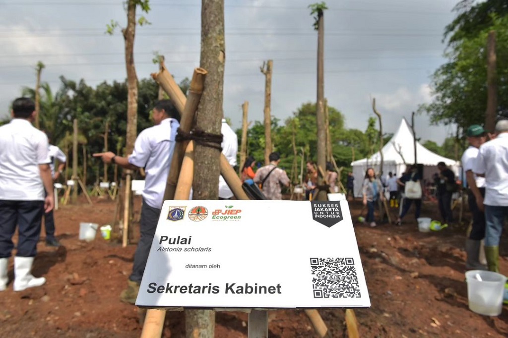 Presiden Jokowi pun mengapresiasi kegiatan yang dilaksanakan serentak di wilayah Jabodetabek tersebut dan diikuti oleh berbagai macam pihak dimulai dari pemerintah hingga perusahaan. “Saya mengucapkan terima kasih atas kegiatan pada pagi hari ini—penanaman pohon, dan saya lihat juga pohonnya besar-besar, ada pohon pulai, trembesi, sawo kecik, bungur, saya kira semua jenis tanaman ditanam bersama-sama,” tuturnya.