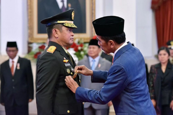 Dipandu oleh Presiden Jokowi, Maruli mengucapkan sumpah jabatannya untuk selalu setia kepada UUD 1945 dan menjalankan segala peraturan perundang-undangan dengan selurus-lurusnya demi dharma bakti kepada bangsa dan negara.