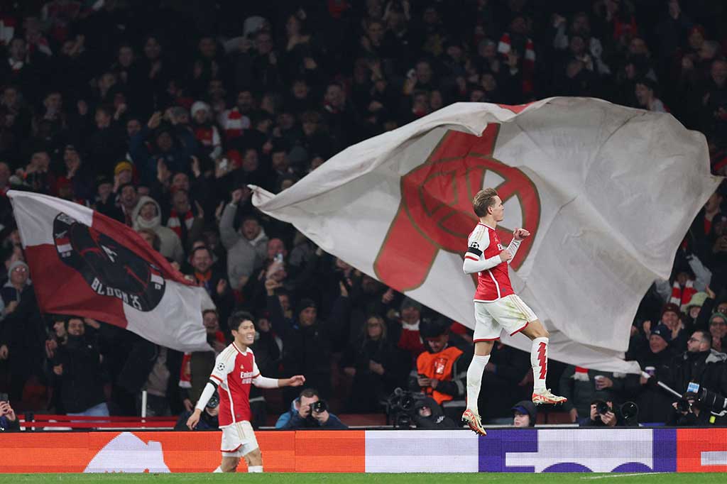 Menutup aksi mereka pada babak pertama, Arsenal mencetak gol kelima pada waktu tambahan saat umpan silang Tomiyasu menemui Martin Odegaard, yang memanfaatkan kelengahan pertahanan Lens untuk menyelesaikan serangan menjadi gol.