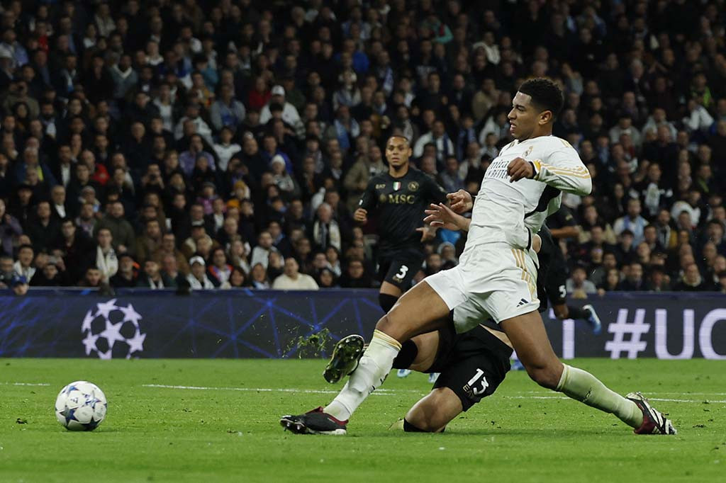 Giovanni Simeone membawa Napoli unggul pada fase awal pertandingan, namun Rodrygo dan Jude Bellingham dengan cepat mencetak gol balasan untuk membalikkan keadaan.