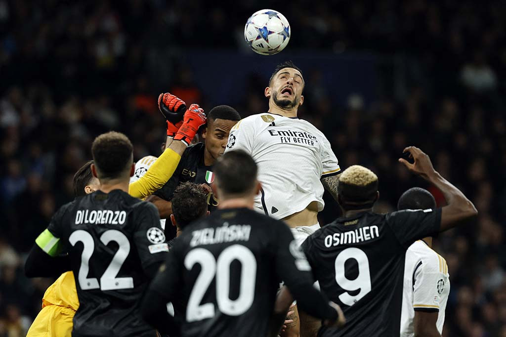 Bagi Napoli, kekalahan itu membuat mereka menghuni posisi kedua dan akan bersaing dengan Braga pada laga terakhir fase grup untuk menentukan tim mana yang akan mendampingi Real, demikian catatan laman resmi UEFA.