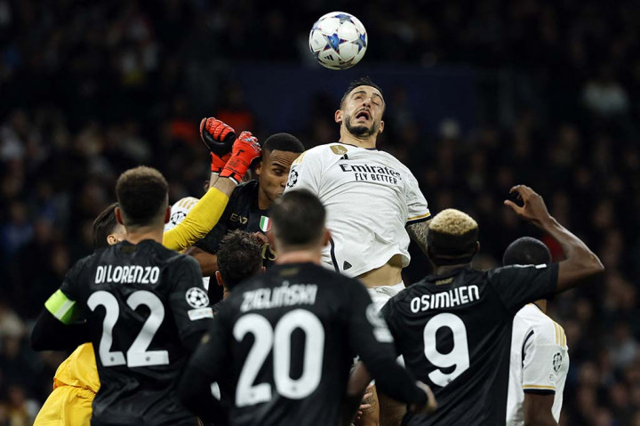 Bagi Napoli, kekalahan itu membuat mereka menghuni posisi kedua dan akan bersaing dengan Braga pada laga terakhir fase grup untuk menentukan tim mana yang akan mendampingi Real, demikian catatan laman resmi UEFA.