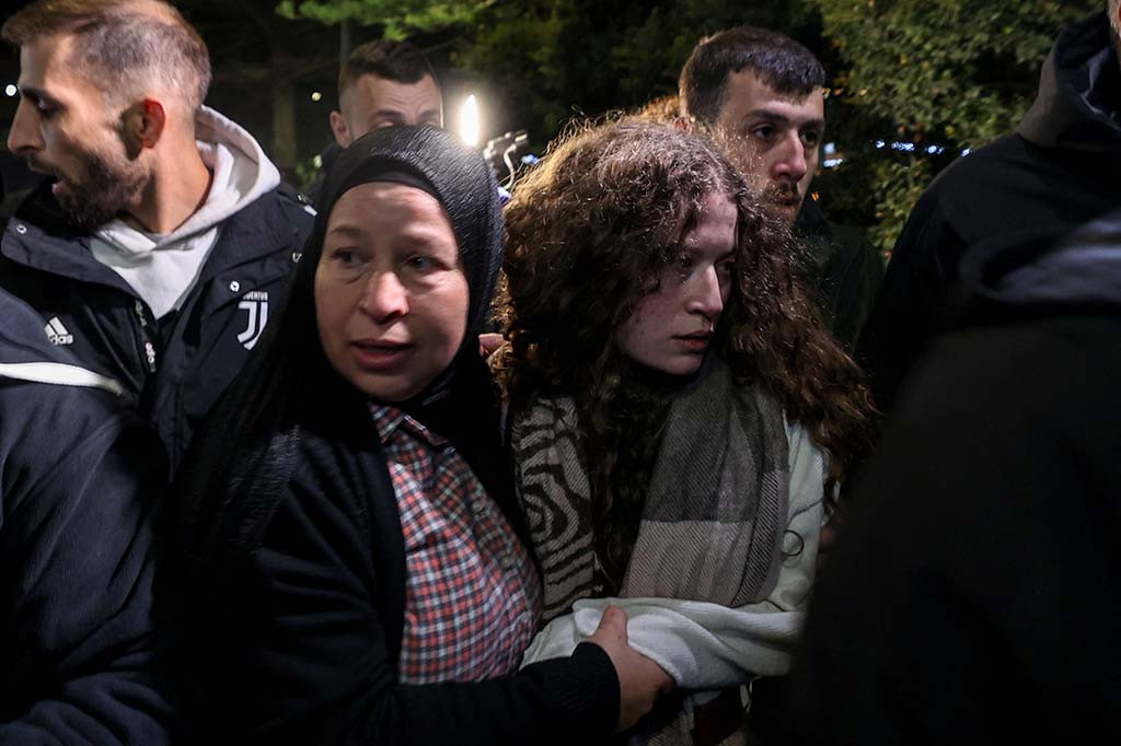 Di antara mereka yang dibebaskan adalah Ahed Tamimi, seorang aktivis berusia 22 tahun yang telah menjadi tokoh penting bagi warga Palestina yang menentang pendudukan Israel.