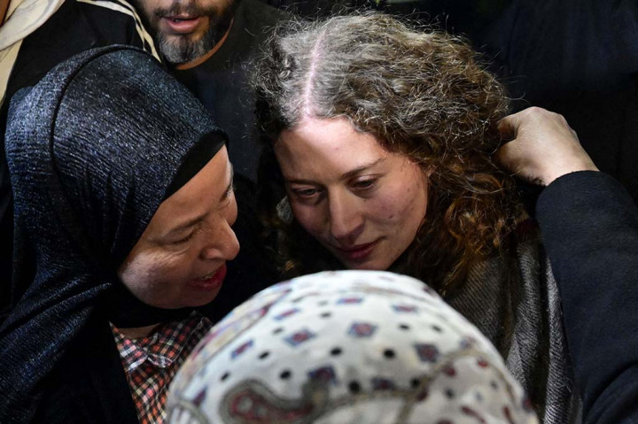 “Pada malam hari, 30 tahanan keamanan pria dan wanita dibebaskan dari sejumlah fasilitas penjara,” kata layanan penjara negara itu dalam sebuah pernyataan.