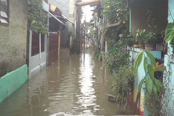 Ratusan rumah warga di pemukiman Bidara Cina, Jatinegara, Jakarta Timur terendam banjir sejak Kamis, 30 November 2023 pagi tadi. ketinggian banjir mencapai 1 meter dan warga masih bertahan di lantai 2 rumah mereka. Banjir diakibatkan karena meluapnya aliran kali Ciliwung.