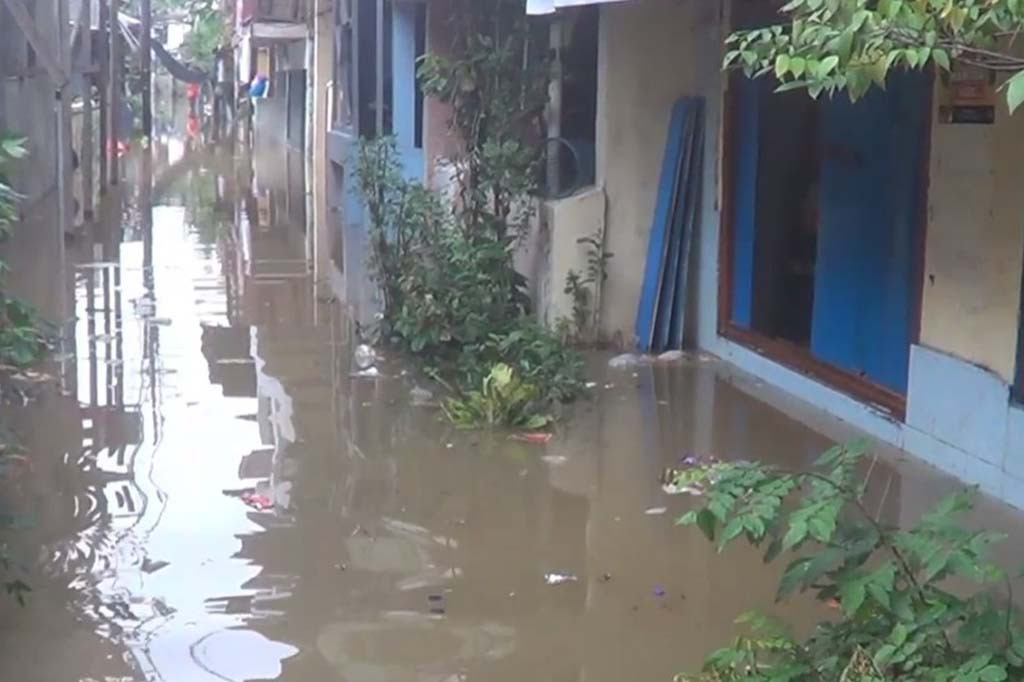 Warga pun terpaksa harus menerobos tingginya banjir untuk dapat keluar masuk pemukiman mereka. Meski telah terendam banjir, namun warga masih memilih bertaham di lantai 2 rumah mereka dan berharap banjir segera surut.