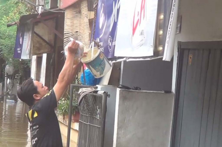 Warga berharap agar pintu air Sodetan segera di buka, agar air yang merendam rumah warga cepat surut. Pemukiman Bidara Cina sendiri merupakan wilayah langganan banjir saat memasuki musim penghujan.