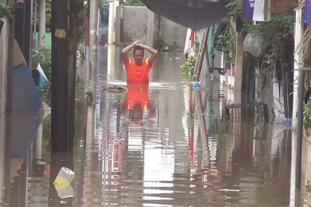 Menurut warga, air mulai masuk ke pemukiman sejak pukul 6 pagi tadi, hanya dalam waktu kurang dari 1 jam, ketinggian air sudah mencapai 1 meter.