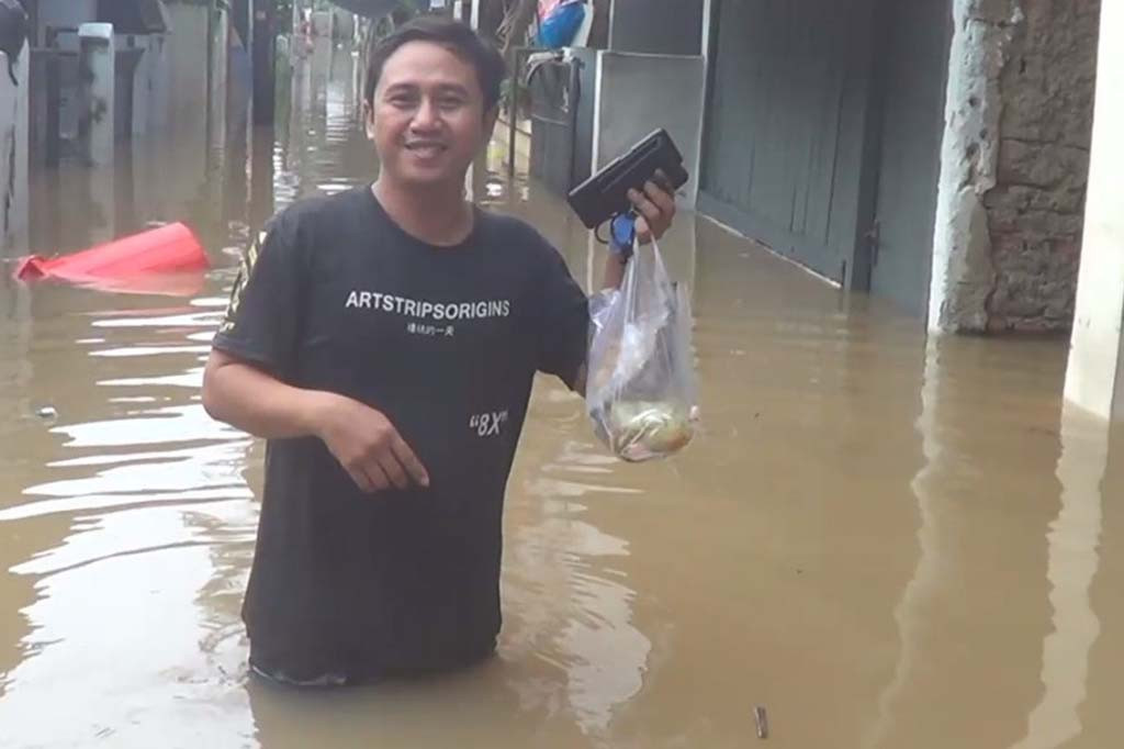 Kondisi ini di akibatkan dari luapan air kali Ciliwung, yang saat ini berstatus siaga 3, sebelumnya di wilayah Bogor, Jawa barat pada Rabu, 29 November 2023 malam di guyur hujan deras, dan mengakibatkan debit air di pintu air Katulampa berada pada level siaga 3.