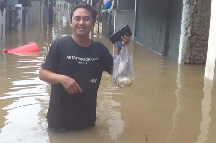 Kondisi ini di akibatkan dari luapan air kali Ciliwung, yang saat ini berstatus siaga 3, sebelumnya di wilayah Bogor, Jawa barat pada Rabu, 29 November 2023 malam di guyur hujan deras, dan mengakibatkan debit air di pintu air Katulampa berada pada level siaga 3.