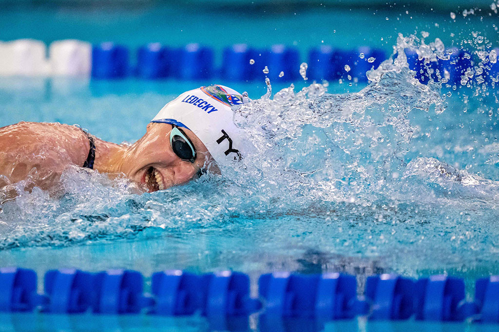 Ledecky, yang juga peraih tiga medali Olimpiade dan juara dunia bertahan pada nomor 800m itu, finis dengan catatan delapan menit 15,91 detik untuk merebut kemenangan dengan margin hampir 15 detik dari lawan terdekatnya.