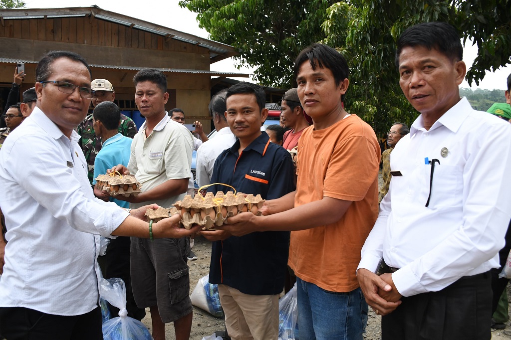 Pemerintah Kabupaten (Pemkab) Samosir menyerahkan bantuan sembako kepada masyarakat korban banjir bandang di Kenegerian Sihotang Samosir, Kamis, 30 November 2023.