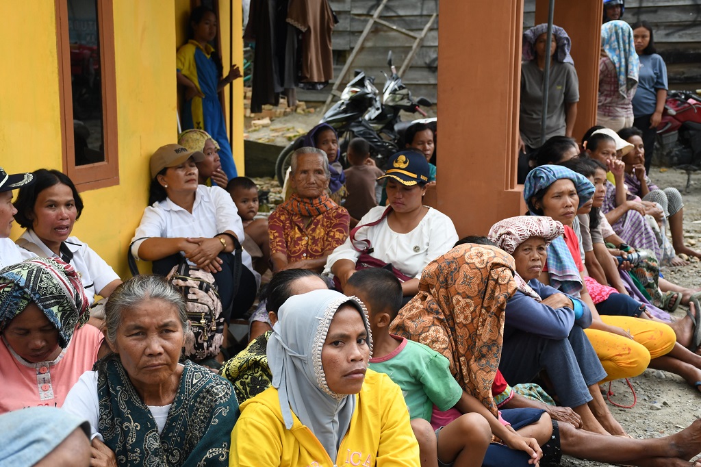 Untuk memastikan penyaluran bantuan agar tepat sasaran, Plh. Sekda Waston Simbolon bersama Staf Ahli Bupati, Rudi SM. Siahaan, Asisten I, Tunggul Sinaga, Pabung 0210 TU, G. Sebayang, Kepala BPBD, Sarimpol Simanihuruk, Kasat Samapta Polres Samosir, Tito Juardi, Kasubagbin Kejari Samosir, Ery F. Siregar, Kapolsek dan Sekcam Harian langsung mengkoordinir serta menyerahkan kepada masyarakat.