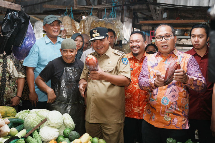 Harga kebutuhan pokok di pasar tradisional Kota Makassar, Sulawesi Selatan, masih fluktuatif. Meski demikian, ada juga beberapa komiditas yang mengalami kenaikan. Penjabat (Pj) Gubernur Sulsel, Bahtiar Baharuddin, dan Wali Kota Makassar Mohammad Ramdhan Pomanto, bersama Forkopimda Sulsel, serta Tim Pengendalian Inflasi Daerah (TPID), memantau di Pasar Toddopuli, Jalan Todddopuli Raya, Makassar, Kamis, 30 November 2023.
