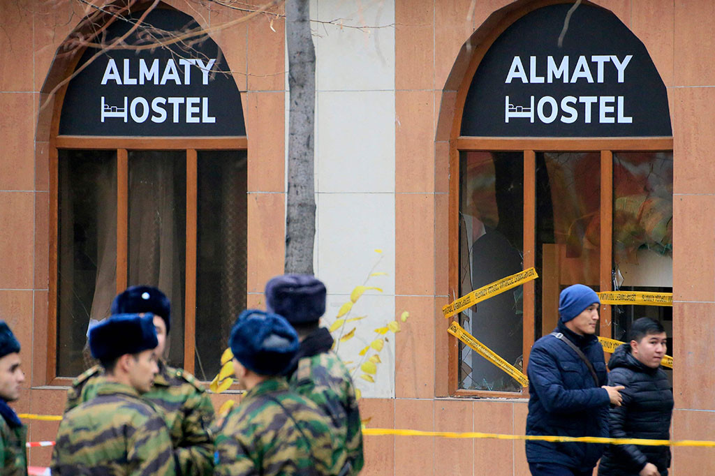 “Dalam proses pengintaian dan pemadaman api, 13 orang tewas pada awalnya ditemukan, dan identitas mereka sedang diidentifikasi,” kata departemen tersebut dalam sebuah pernyataan. “Awalnya mereka meninggal karena keracunan karbon monoksida.”