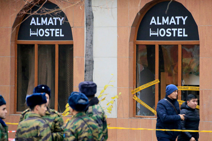 “Dalam proses pengintaian dan pemadaman api, 13 orang tewas pada awalnya ditemukan, dan identitas mereka sedang diidentifikasi,” kata departemen tersebut dalam sebuah pernyataan. “Awalnya mereka meninggal karena keracunan karbon monoksida.”