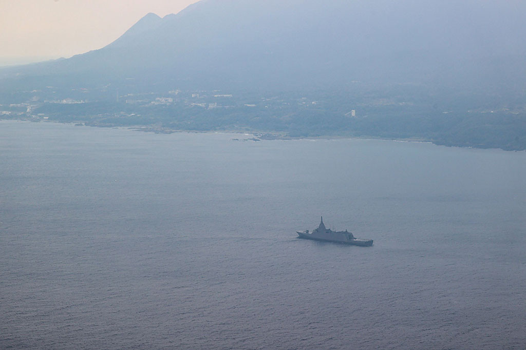 Tim penyelamat menjelajahi perairan lepas pantai Jepang, Kamis, 30 November 2023, untuk mencari tujuh personel Angkatan Udara AS yang hilang setelah Osprey jatuh saat latihan, dalam insiden terbaru yang melibatkan pesawat militer rotor miring tersebut.