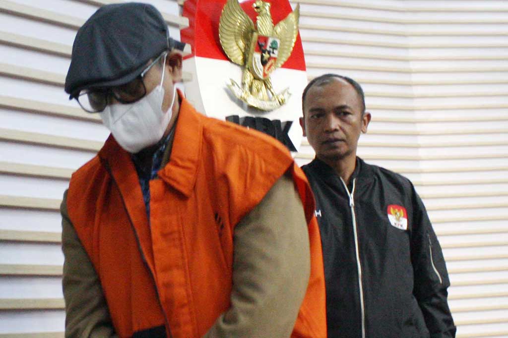 Atas perbuatannya Gazalba Saleh dijerat dengan Pasal 12B Undang-Undang Nomor 31 Tahun 1999 tentang Pemberantasan Tindak Pidana Korupsi sebagaimana diubah dengan UU Nomor 20 Tahun 2001 juncto Pasal 55 ayat (1) ke-1 KUHP. 