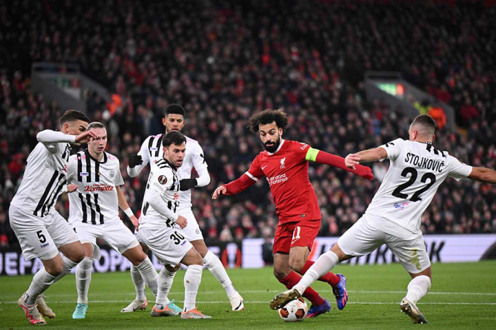 Jurgen Klopp melakukan sembilan perubahan dari tim yang bermain imbang dengan Manchester City pada Sabtu, 25 November lalu, dengan Mohammed Salah dan Kostas Tsimikas menjadi pemain yang tetap dimainkan di kedua laga tersebut.