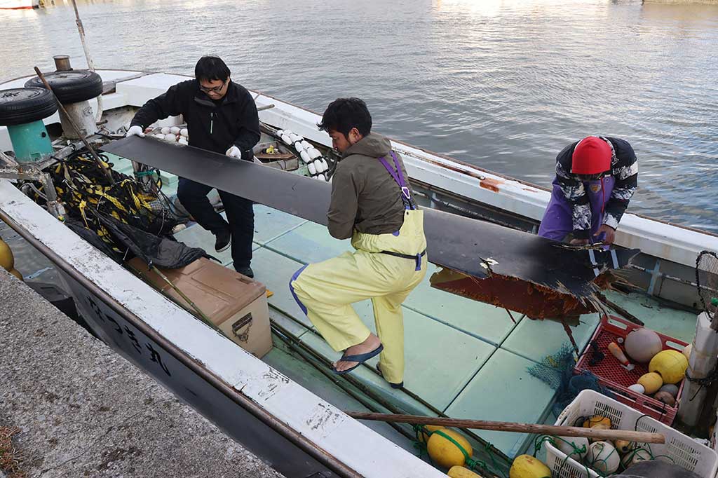 Puing-puing tersebut kemudian dibawa ke darat di pelabuhan di Yakushima-cho, prefektur Kagoshima, Kamis, 30 November 2023. 