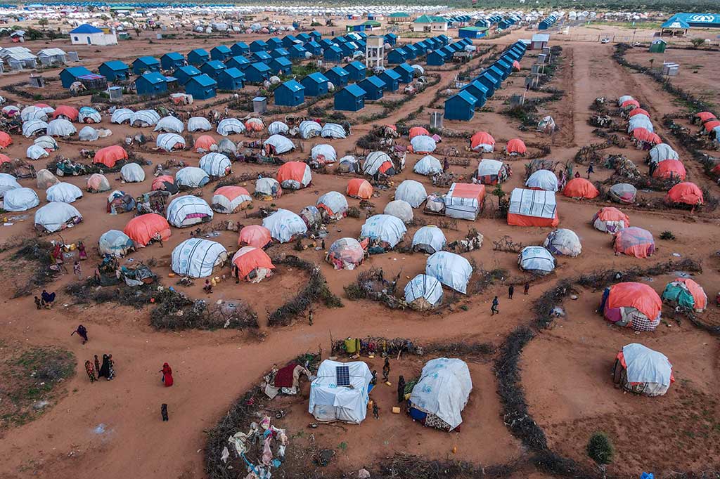 Di negara tetangga Kenya, sekitar 120 orang tewas akibat banjir besar dan lebih dari 89 ribu jiwa mengungsi, menurut kementerian dalam negeri. Sebanyak 57 orang lainnya tewas di Etiopia akibat banjir, hujan deras, dan tanah longsor, menurut badan tanggap kemanusiaan PBB, OCHA.