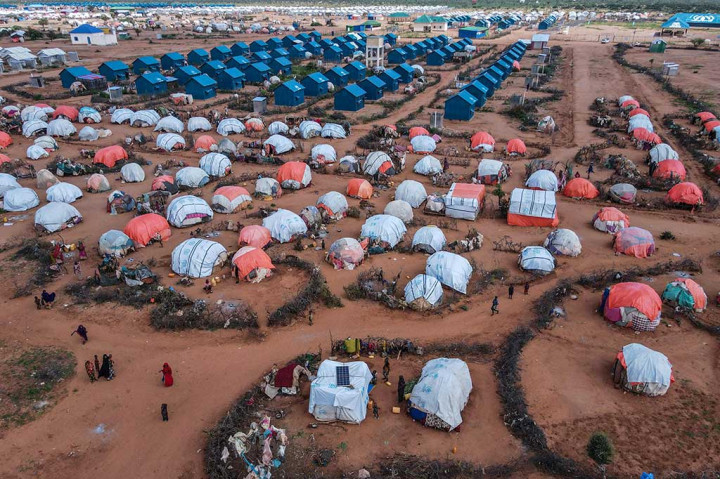 Di negara tetangga Kenya, sekitar 120 orang tewas akibat banjir besar dan lebih dari 89 ribu jiwa mengungsi, menurut kementerian dalam negeri. Sebanyak 57 orang lainnya tewas di Etiopia akibat banjir, hujan deras, dan tanah longsor, menurut badan tanggap kemanusiaan PBB, OCHA.