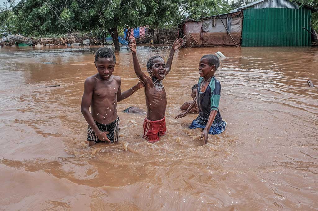 “Saudara-saudaraku, negara kita berada dalam kondisi kritis dan rakyat kita terkena dampak banjir di mana-mana,” kata Presiden Somalia Hassan Sheikh Mohamud pada Rabu, 29 November 2023 malam. Ia mengatakan 101 orang tewas akibat banjir tersebut.