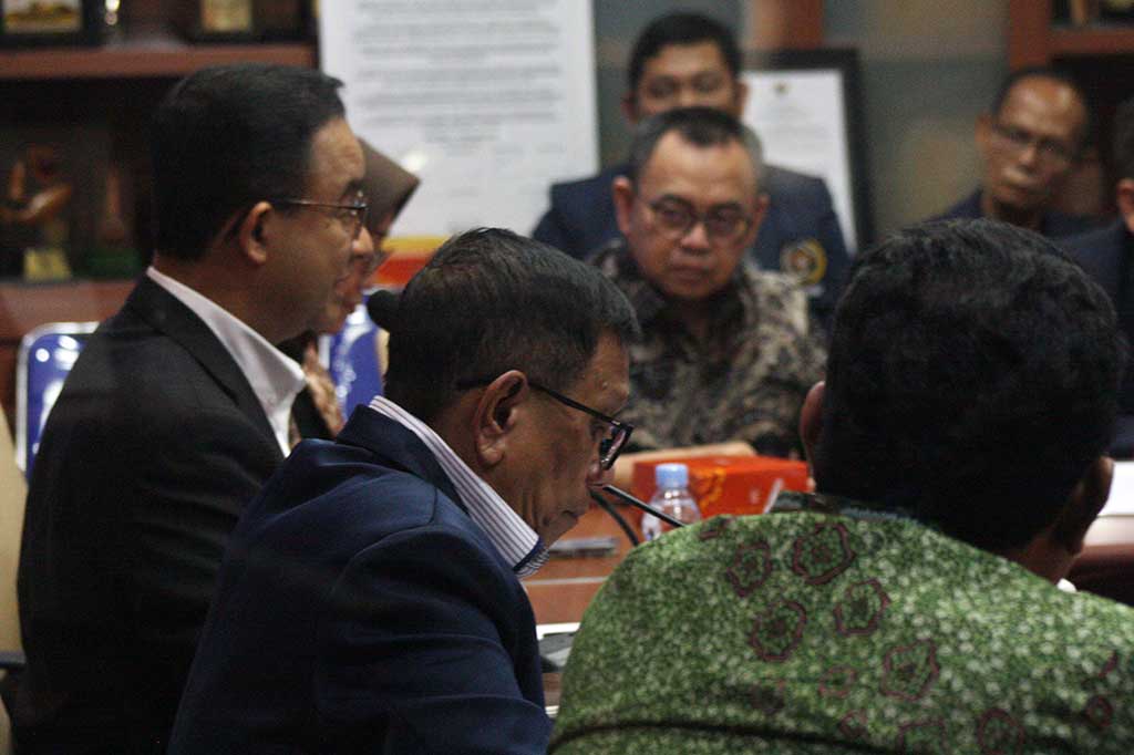 Anies mempertanyakan apakah sumber daya fiskal yang terbatas itu akan digunakan untuk membangun suatu tempat atau membiayai hal mendesak. Salah satu hal urgen yang disorot Anies ialah adalah soal honor guru.