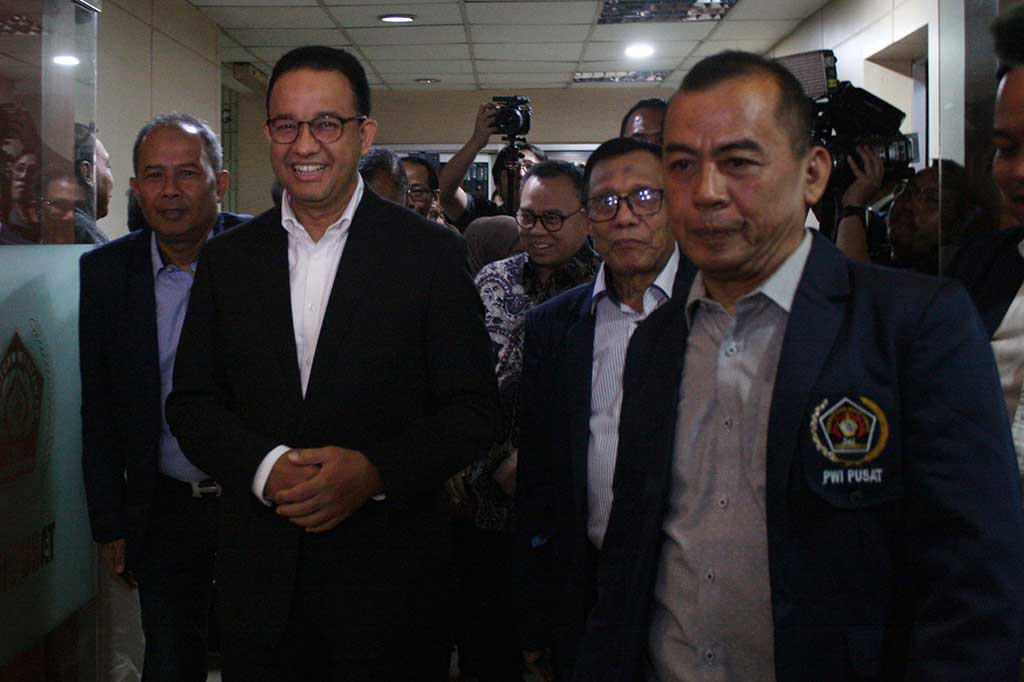 Menurut Anies, wacana pembangunan kualitas sumber daya manusia (SDM) akan bersifat kontraproduktif apabila anggaran triliunan rupiah tidak dialokasikan untuk honor guru. Terlebih lagi, tambahnya, saat ini honor bulanan guru hanya cukup untuk membiayai kehidupan sehari-hari sekitar 10-15 hari saja.