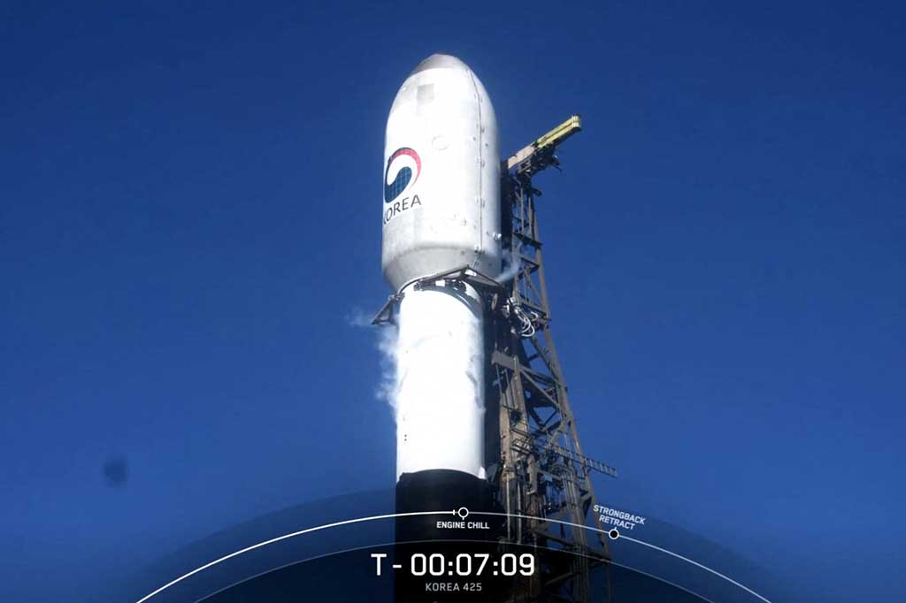 Satelit pengintai Seoul, yang dibawa oleh salah satu roket SpaceX Falcon 9 milik Elon Musk, lepas landas dari Pangkalan Angkatan Luar Angkasa AS Vandenberg di California pada pukul 10:19 waktu setempat (GMT 1819 GMT).