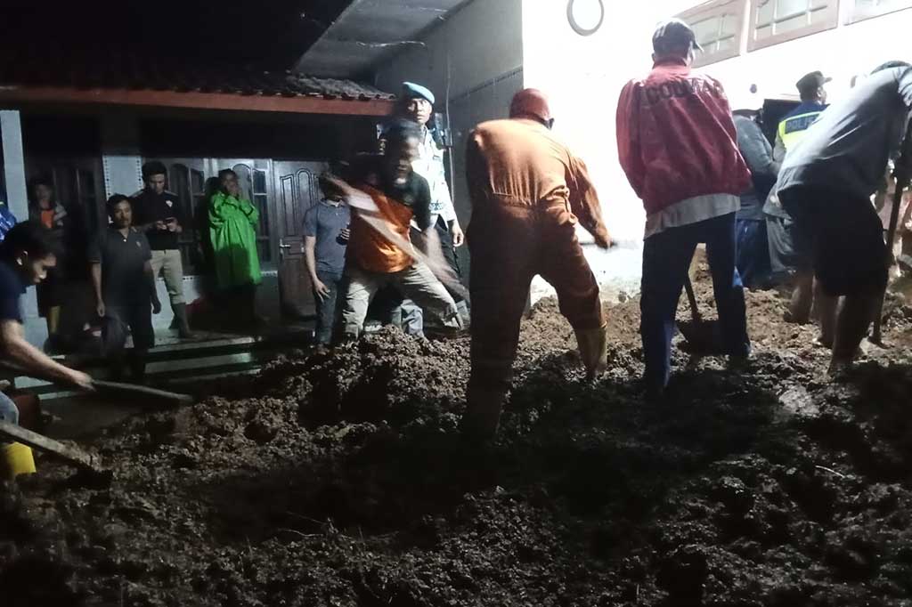 Warga dengan alat seadanya berusaha menyingkirkan tanah longsor yan  menimpa sebuah rumah di di Banjar Jehem, Desa Jehem, Kecamatan Tembuku, Kabupaten Bangli, Bali, Jumat, 1 Desember 2023 malam. Dua orang tewas akibat kejadian tersebut.