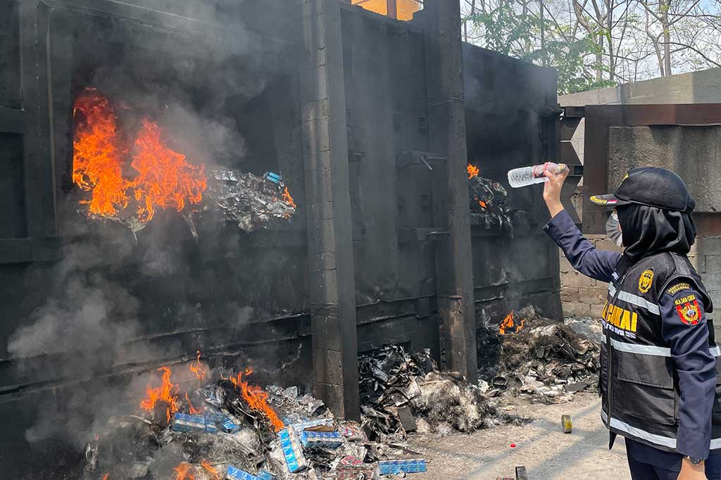 Bea Cukai Kanwil Jatim I memusnahkan jutaan batang rokok dan ribuan liter minuman keras (miras) ilegal. Barang yang dimusnahkan terdiri dari 9,29 ribu liter minuman beralkohol dan 7,48 juta batang rokok.