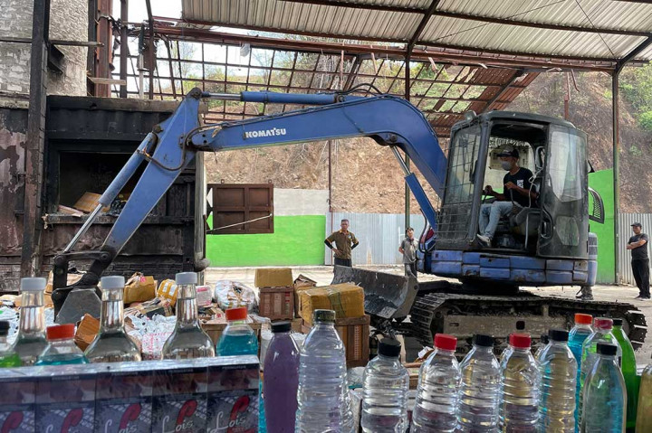 Proses pemusnahan rokok dilakukan dengan cara dibakar dalam tungku insinerator. Sementara untuk minuman beralkohol dimusnahkan dengan cara merusak kemasan menggunakan alat berat. BKC ilegal tersebut dipastikan benar-benar rusak sehingga tidak dapat digunakan atau dikonsumsi lagi.