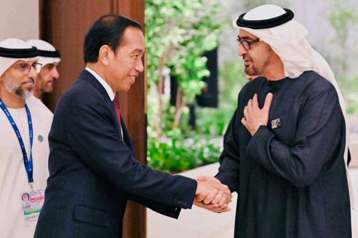 Presiden Joko Widodo bertemu empat mata dengan Presiden Uni Emirat Arab (UAE) Sheikh Mohamed bin Zayed Al Nahyan (MBZ) di Dubai, Jumat, 1 Desember 2023. Keduanya melakukan pertemuan untuk membahas peningkatan kerja sama kedua negara.