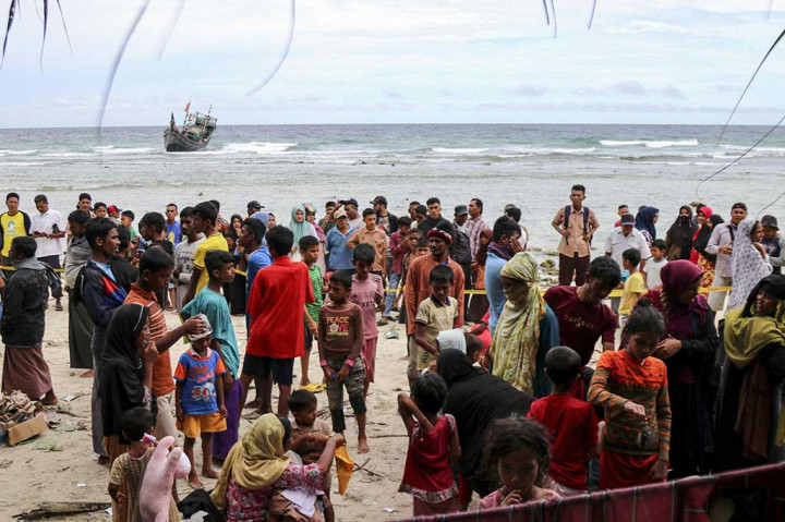 Para imigran Rohingya tersebut mendarat di pesisir Sabang itu sekitar pada Sabtu dini hari sekitar pukul 02.30 WIB menggunakan perahu kayu. Kedatangan para pengungsi tersebut mendapat penolakan dari warga setempat, dan meminta pihak terkait untuk segera menangani atau memindahkan mereka dari sana.
