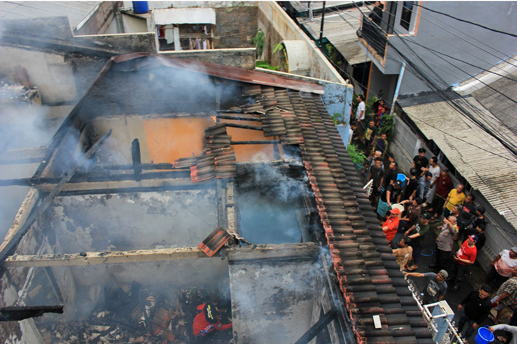 Sebuah rumah hunian dua lantai di Jalan Mampang Prapatan 2, RT 10 / RW 02, Mampang Prapatan, Jakarta Selatan hangus terbakar, Sabtu, 2 Desember 2023. Tidak ada korban jiwa dalam peristiwa tersebut, namun satu orang mengalami luka ringan.