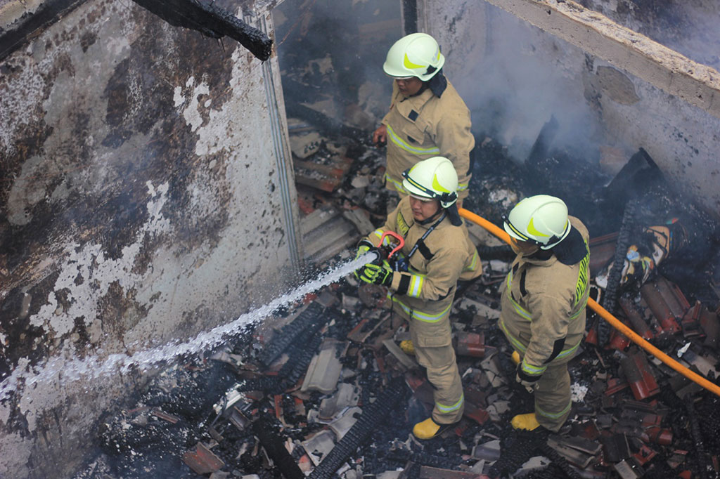 Sempat terjadi kendala saat hendak melakukan proses pemadakam lantaran jarak rumah yang jauh dan juga askes jalan yang sempit serta banyaknya parkir liar di sepanjang akses jalan menuju lokasi kebakaran. Berkat kerja keras petugas pemadam kebakaran, api berhasil dipadamkan pada pukul 16.10 WIB.