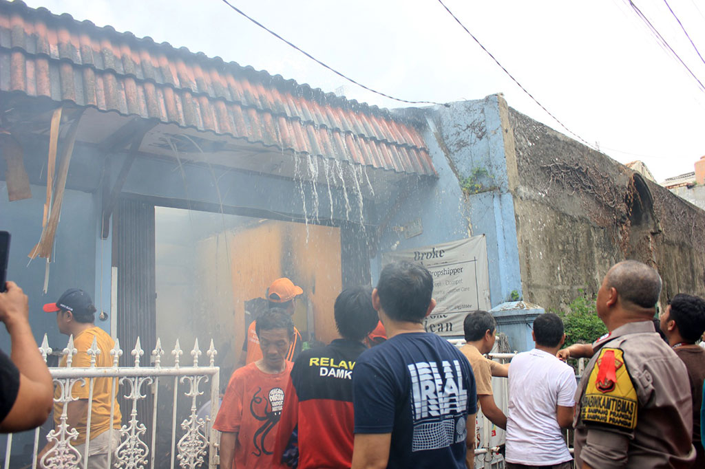 14 unit kendaraan pemadam kebakaran (Damkar) beserta 55 personel dikerahkan ke lokasi kejadian setelah mendapat laporan kebakaran pukul 14.57.